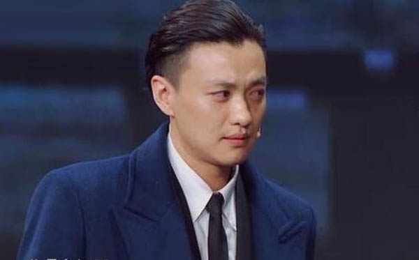 周一围这次的大背头让人引起不适，网友：能从他头上刮出3斤油来！