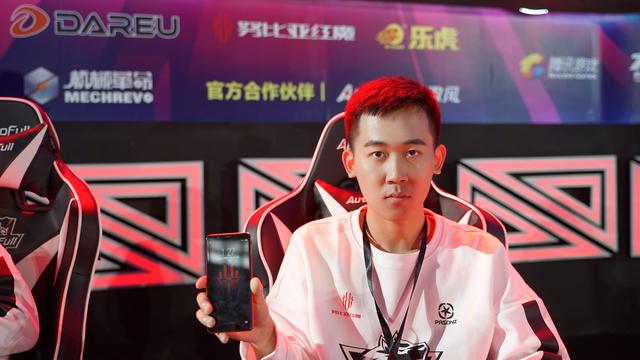 自带主角光环!红魔电竞手机成京东移动电子竞