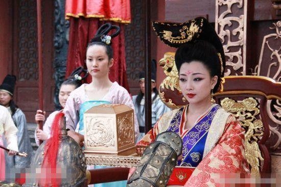 女明星帝王装，赵丽颖典雅，范冰冰霸气，最具女王气质的却是她！