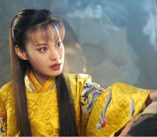 女明星帝王装，赵丽颖典雅，范冰冰霸气，最具女王气质的却是她！