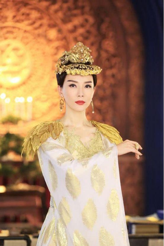 女明星帝王装，赵丽颖典雅，范冰冰霸气，最具女王气质的却是她！