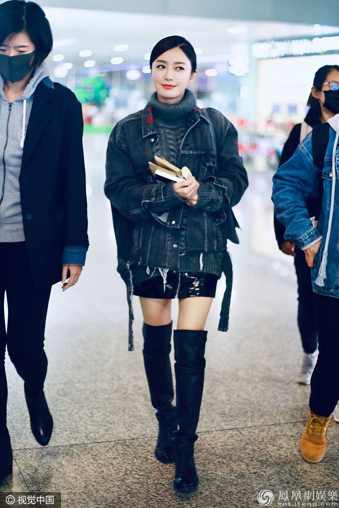 秦岚牛仔衣配短裙露纤细美腿保暖又时髦 唇红齿白灿笑明艳动人