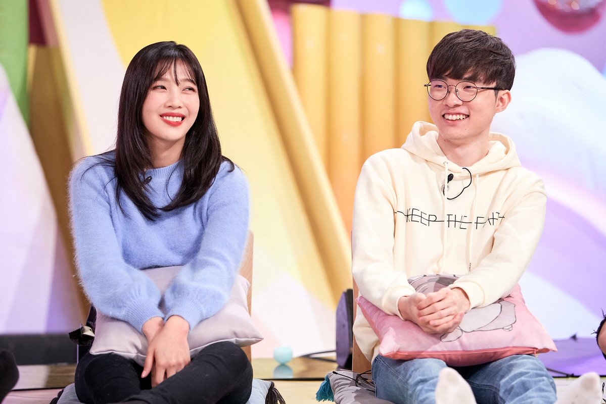 李哥和心爱女团同台 Faker受邀参加KBS节目《你好》