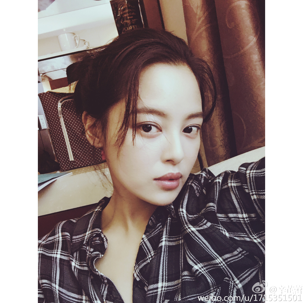辛芷蕾换了新发型，网友关心的却是她穿了3年的格子衬衫