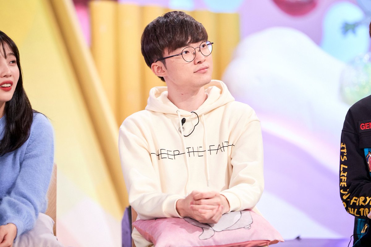 李哥和心爱女团同台 Faker受邀参加KBS节目《你好》