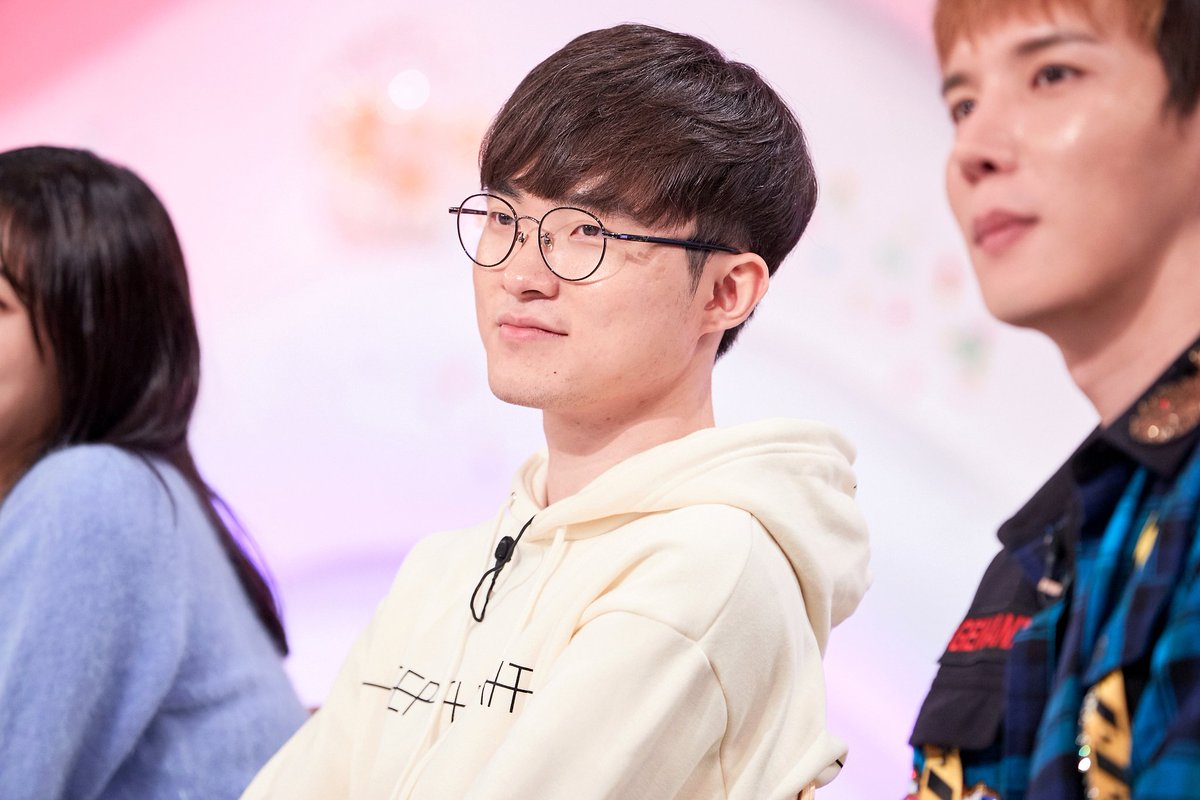 李哥和心爱女团同台 Faker受邀参加KBS节目《你好》