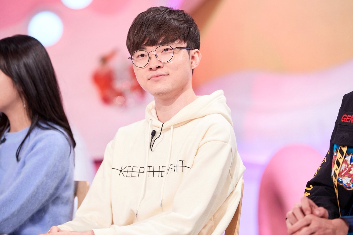 李哥和心爱女团同台 Faker受邀参加KBS节目《你好》