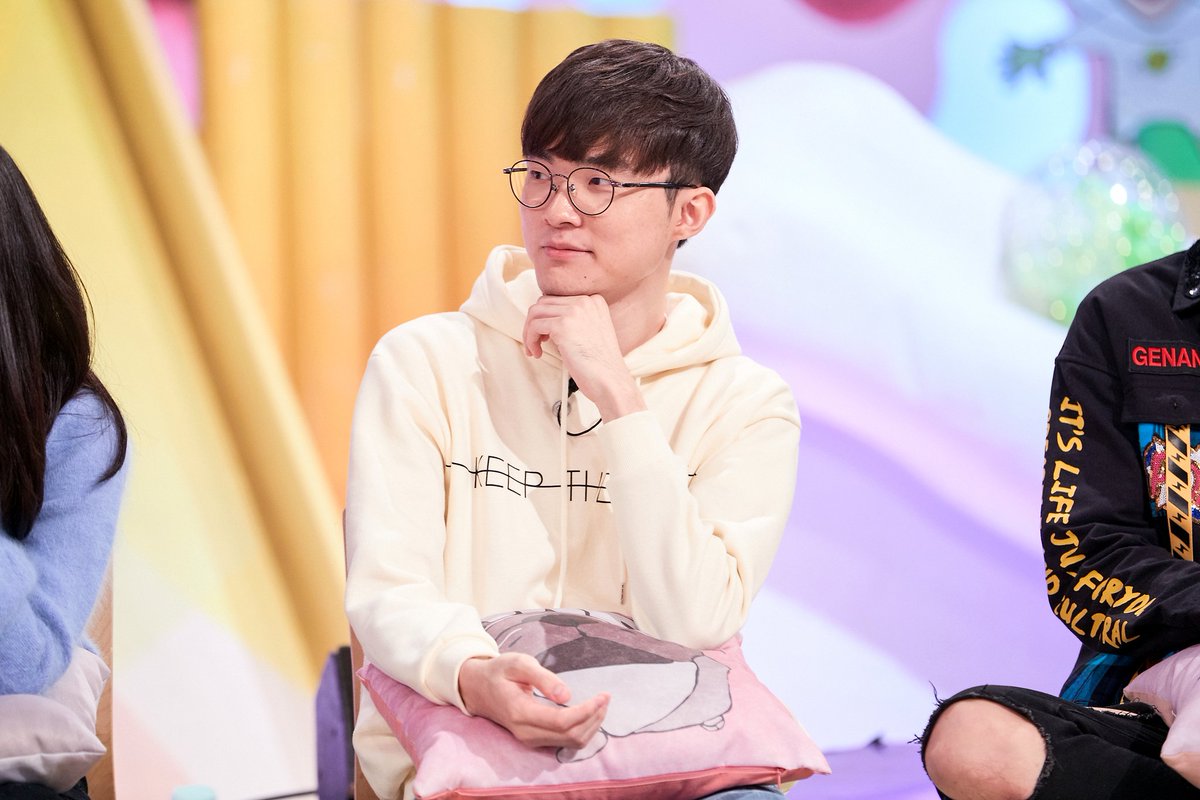 李哥和心爱女团同台 Faker受邀参加KBS节目《你好》