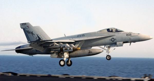 一架载2名飞行员的美军F-18战机在冲绳坠海