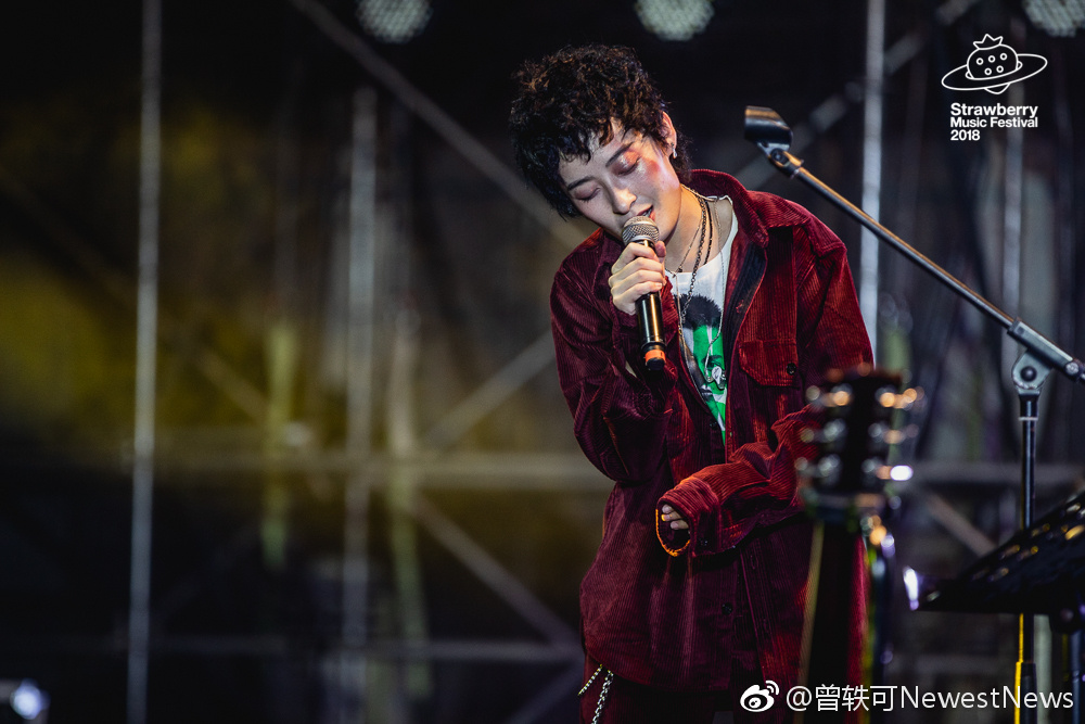 快女曾轶可上台演出，整张脸变化大得所有人都认不出！