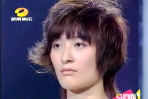 快女曾轶可上台演出，整张脸变化大得所有人都认不出！