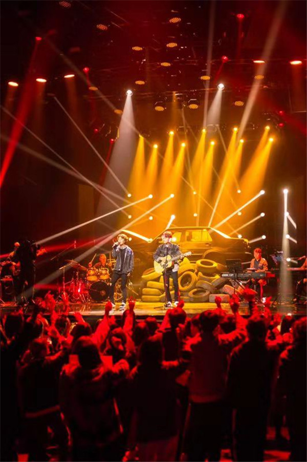 展展与罗罗《沙漠骆驼》首唱火热