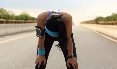 如果剧烈运动刚一结束就停下来休息,肢体中大量的静脉血就会瘀积于