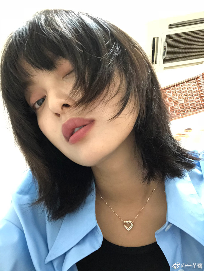 辛芷蕾换了新发型，网友关心的却是她穿了3年的格子衬衫