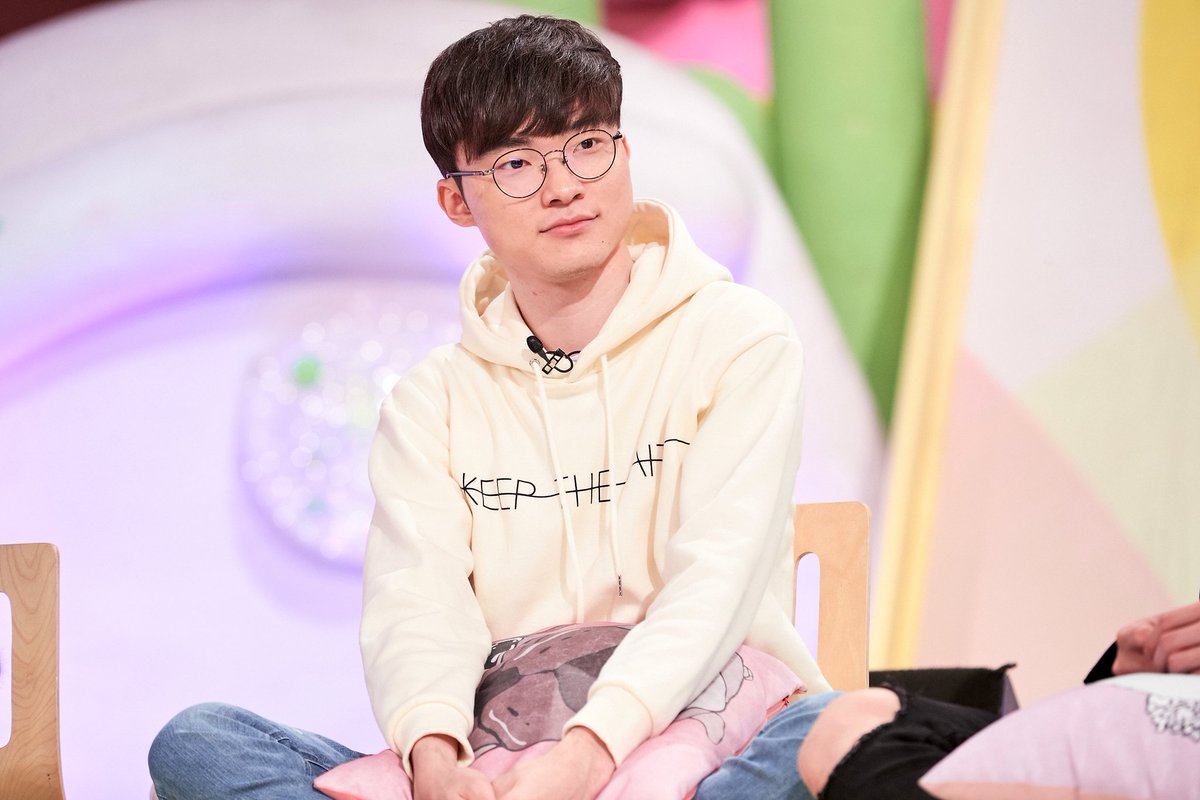 李哥和心爱女团同台 Faker受邀参加KBS节目《你好》