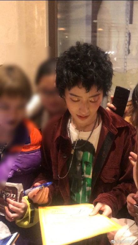 快女曾轶可上台演出，整张脸变化大得所有人都认不出！
