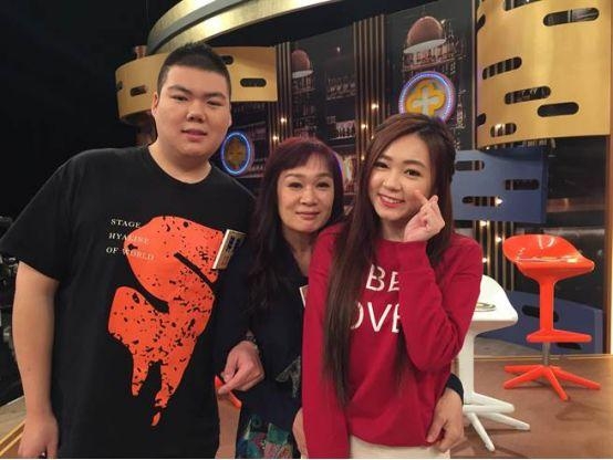 女星泪诉妈妈重男轻女，买房养着全家，仍说女儿不如儿子好！