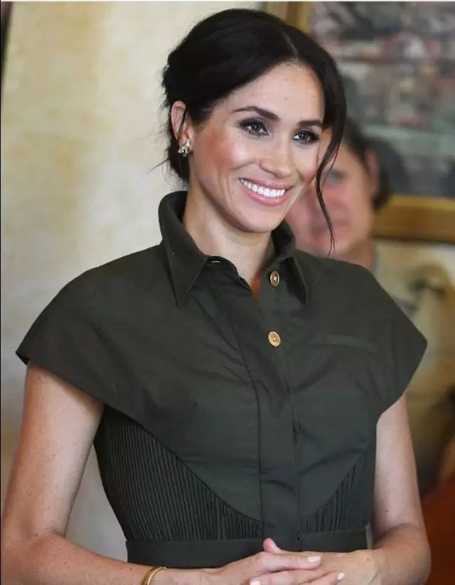 梅根王妃婚后首次选择红唇造型，烈焰红唇配一袭蓝裙美得真不低调