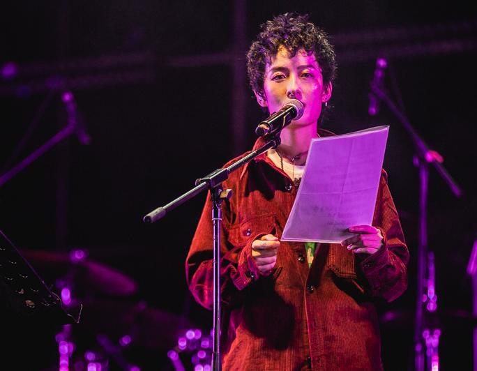 快女曾轶可上台演出，整张脸变化大得所有人都认不出！