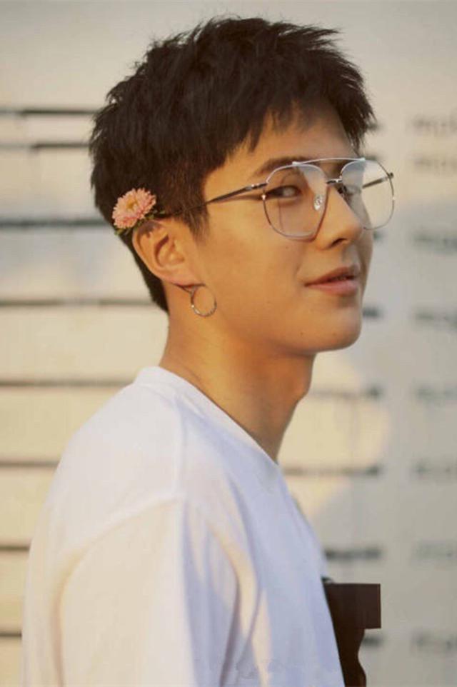 雷佳音被粉丝围堵害怕到仓皇而逃，大头哥哥你以前的自信呢？