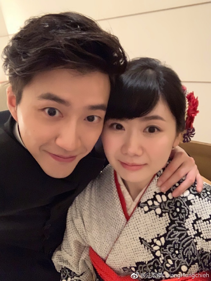 江宏杰冒死偷拍福原爱的自拍过程，他们夫妻俩的互动太甜了！