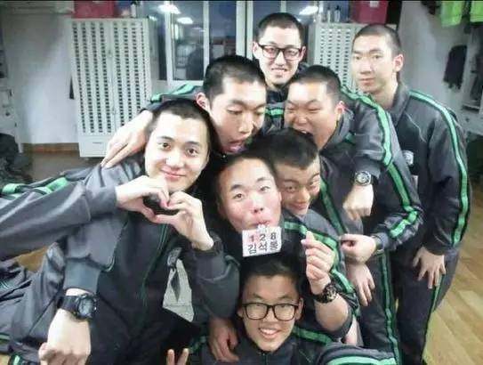 许久不见的权志龙竟然发福变脸，粉丝：胖点好看