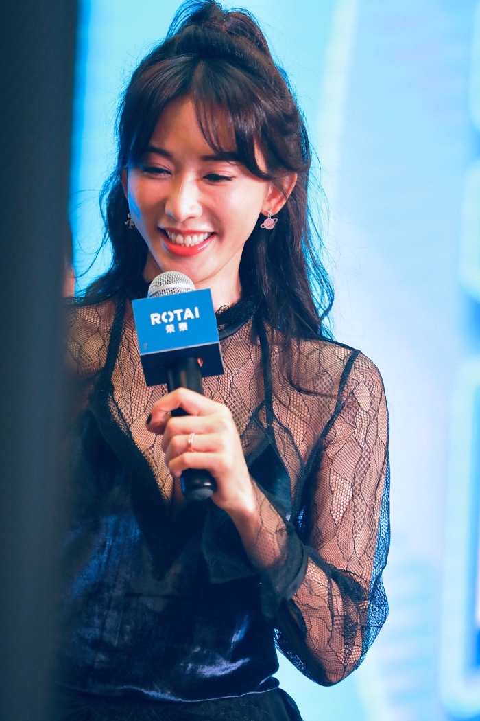 林志玲穿了条裙子看起来像要去骑马，网友：太保守完全没腰！