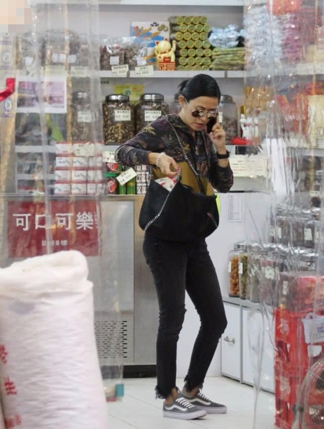 48岁宣萱单身多年，近日买粉色水晶招桃花，希望她早日找到真爱