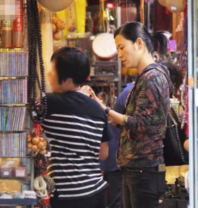 48岁宣萱单身多年，近日买粉色水晶招桃花，希望她早日找到真爱