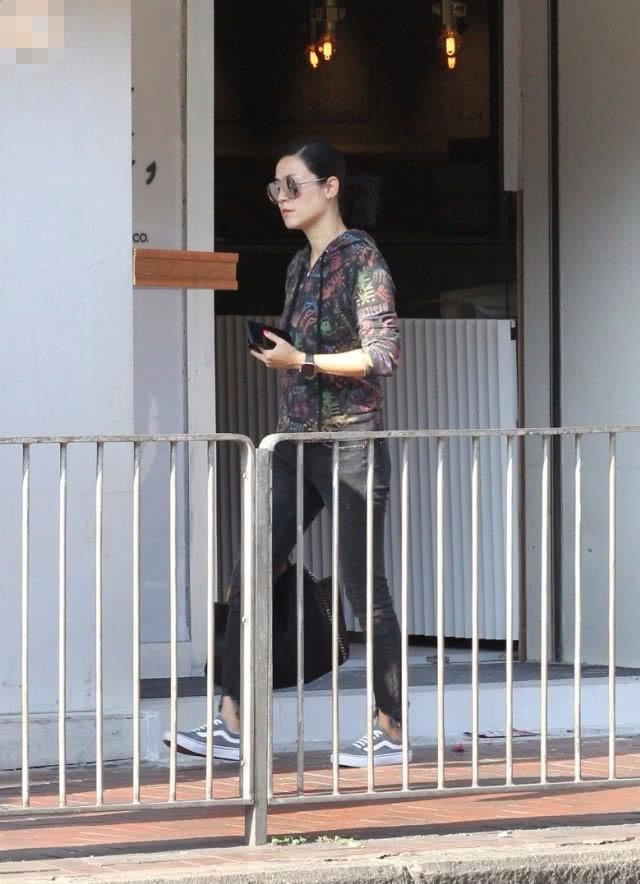 48岁宣萱单身多年，近日买粉色水晶招桃花，希望她早日找到真爱