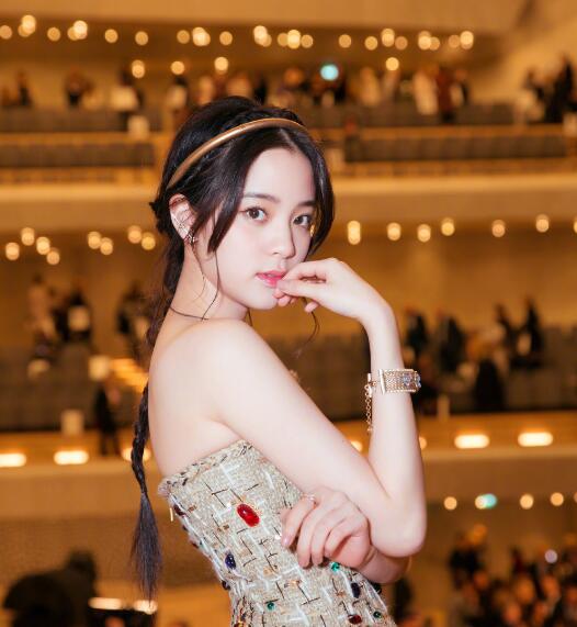 欧阳娜娜香奈儿大片被化成了谈莉娜，网友表示认不出