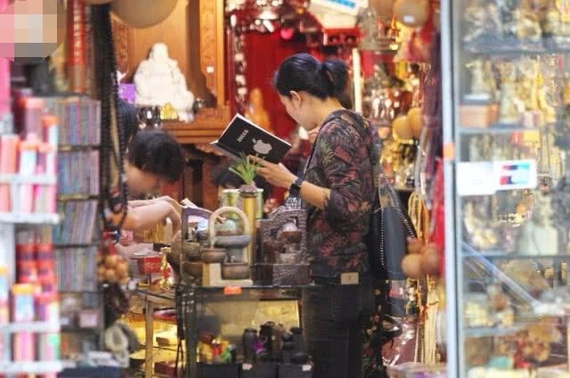 48岁宣萱单身多年，近日买粉色水晶招桃花，希望她早日找到真爱