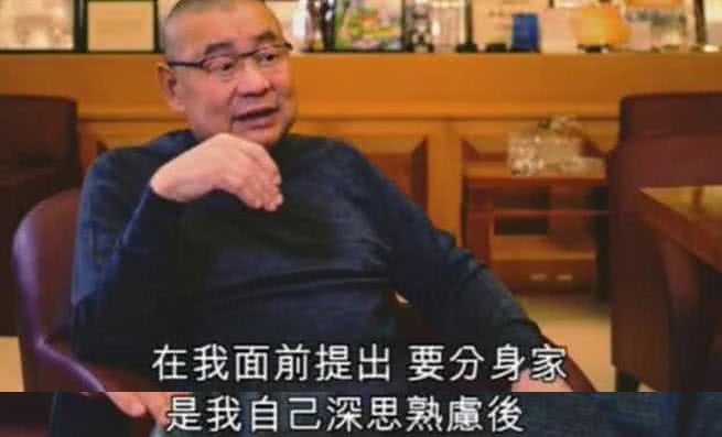 离开了刘銮雄，吕丽君逛平价商场，连头发也懒得打理了