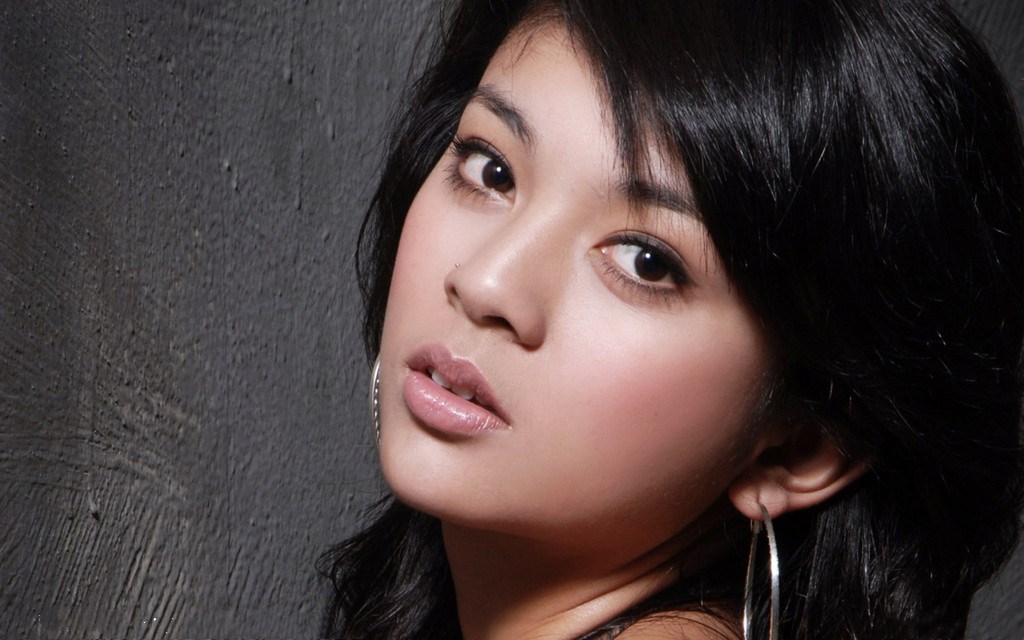 欧阳娜娜香奈儿大片被化成了谈莉娜，网友表示认不出