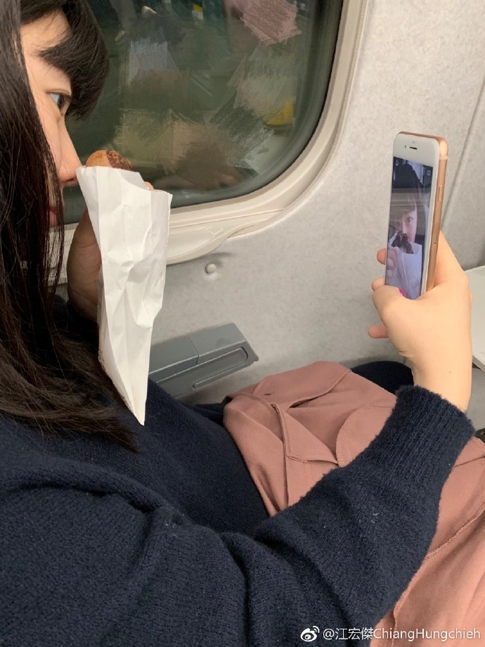 江宏杰冒死偷拍福原爱的自拍过程，他们夫妻俩的互动太甜了！