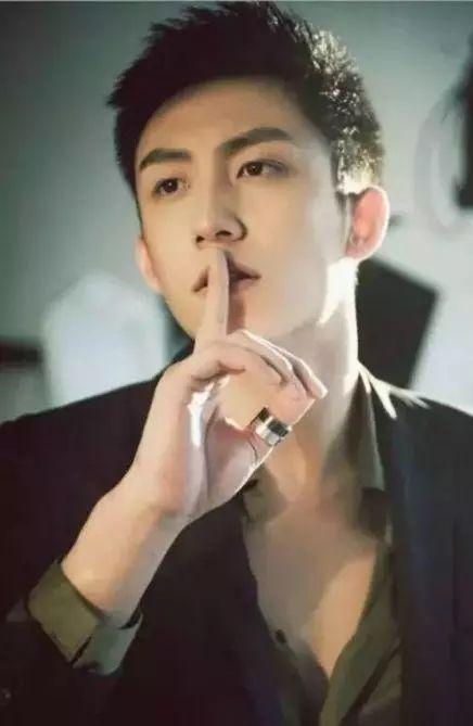 黄景瑜家暴风波后首次公开亮相，神情严肃状态不在线！