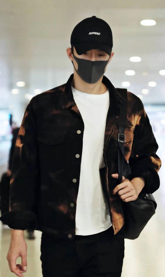 黄景瑜家暴风波后首次公开亮相，神情严肃状态不在线！