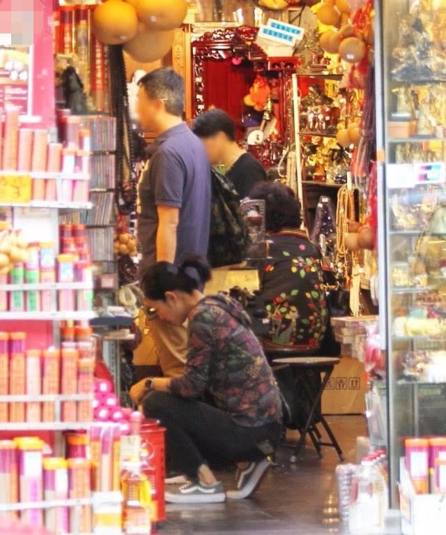 48岁宣萱单身多年，近日买粉色水晶招桃花，希望她早日找到真爱