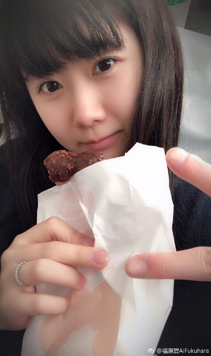 江宏杰冒死偷拍福原爱的自拍过程，他们夫妻俩的互动太甜了！