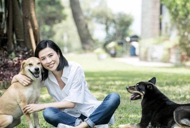 48岁宣萱单身多年，近日买粉色水晶招桃花，希望她早日找到真爱