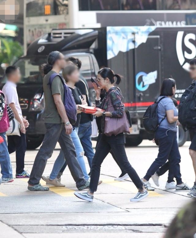48岁宣萱单身多年，近日买粉色水晶招桃花，希望她早日找到真爱
