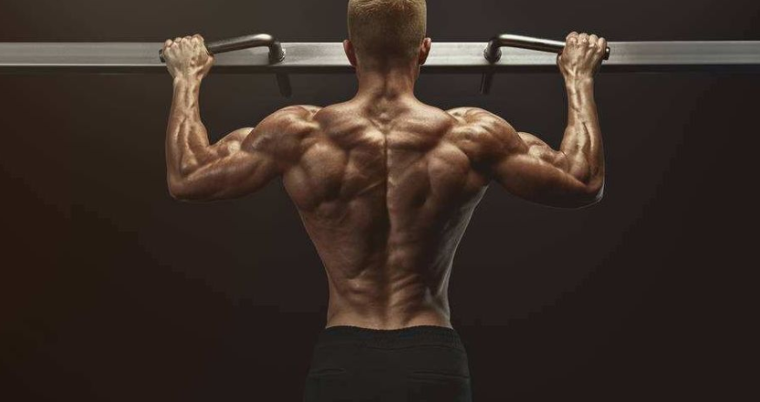 如何通过一个单杠练出宽厚背肌，各种引体向上来帮你!