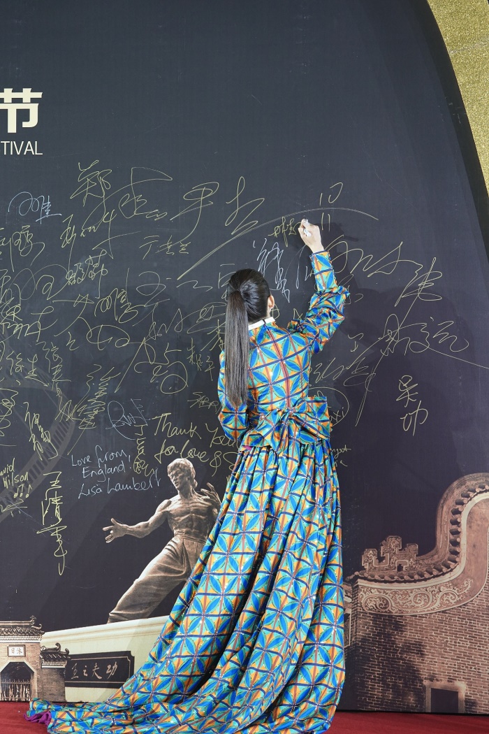 林志玲穿了条裙子看起来像要去骑马，网友：太保守完全没腰！