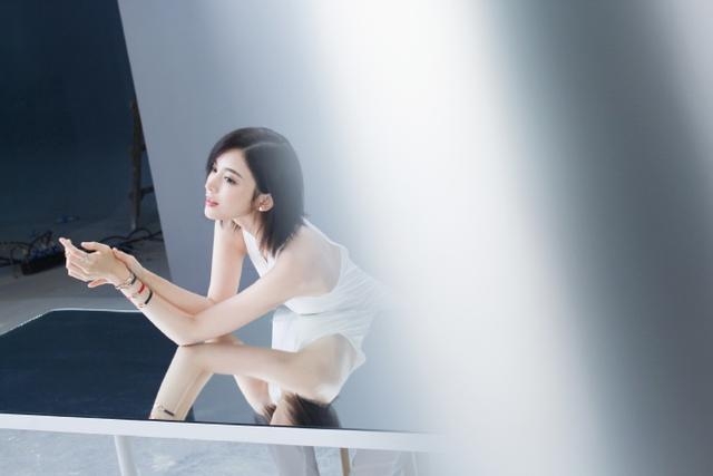 古力娜扎跟前男友亲密视频曝光！懒理风波敬业开工展露笑容