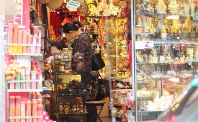 48岁宣萱单身多年，近日买粉色水晶招桃花，希望她早日找到真爱