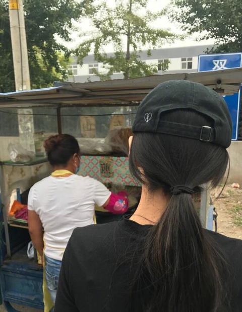 黄晓明和儿子打篮球,小海绵的头发吸引了所有人的注意!