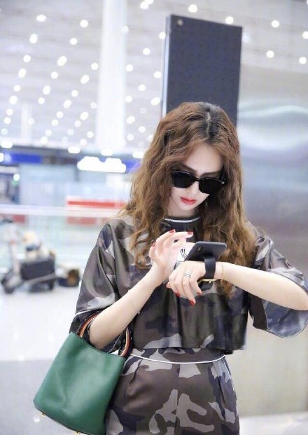 戚薇烫了个发像换头,手机壳却意外抢镜