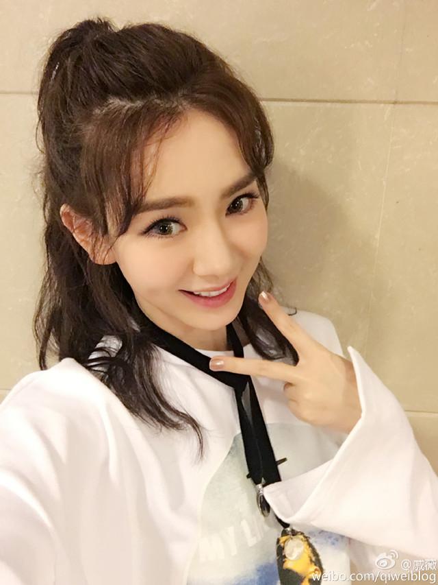 戚薇烫了个发像换头,手机壳却意外抢镜