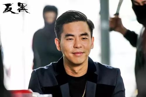 突然宣布结婚，还下跪，被前任伤透了，再也不找圈内人