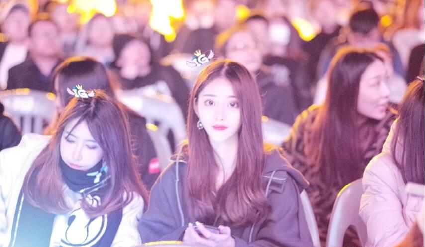 王思聪和新网红吃饭,网友:送女友臭豆腐店就又换人了?